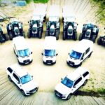 7 Traktoren und 5 weiße Kleintransporter